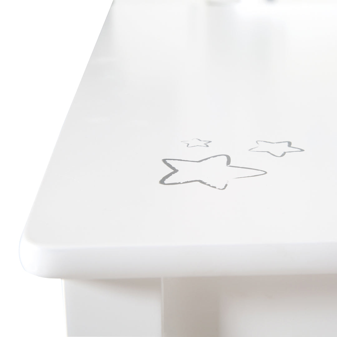 Kindersitzgruppe 'Little Stars', 2 Kinderstühle & 1 Tisch, Holz, weiß lackiert, mit Sternen – Detailbild (7/8)