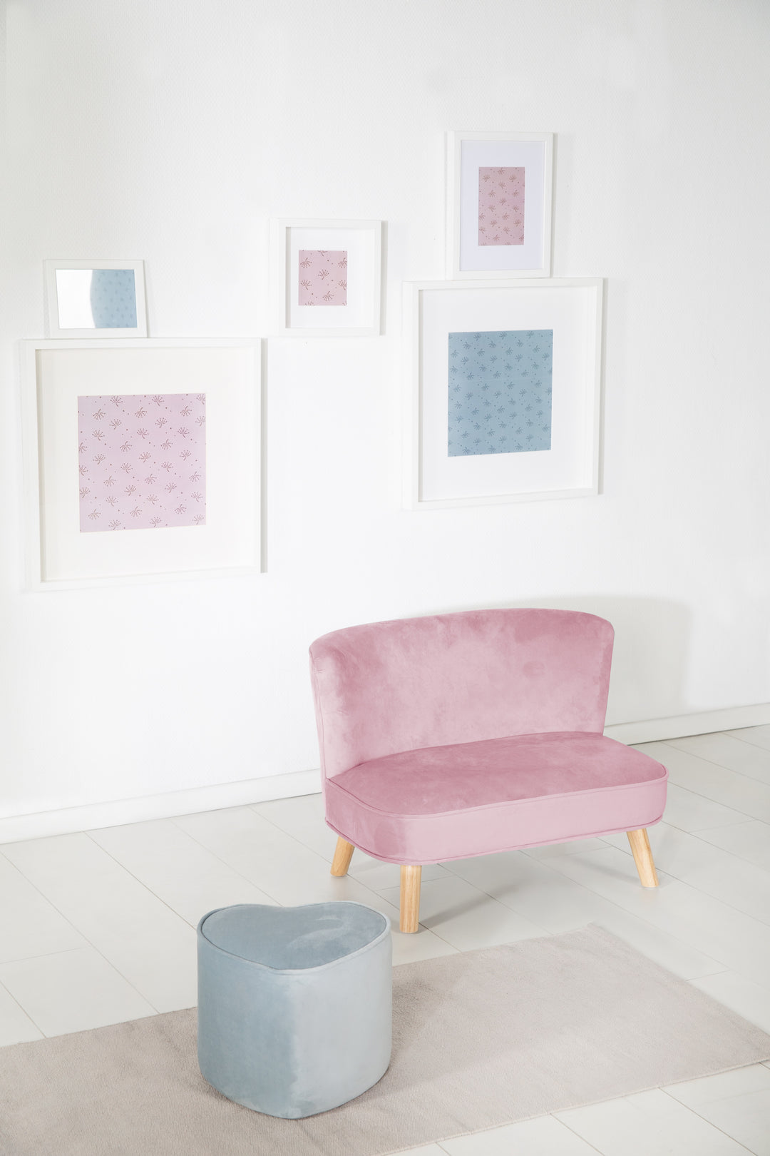 Kindersofa 'Lil Sofa' - Bequeme Kindercouch mit Holzfüßen - Samtstoff rosa – Milieubild (3/10)
