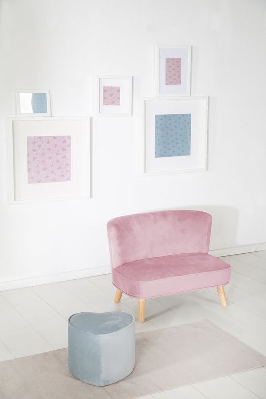 Kindersofa 'Lil Sofa' - Bequeme Kindercouch mit Holzfüßen - Samtstoff rosa – Milieubild (3/10)
