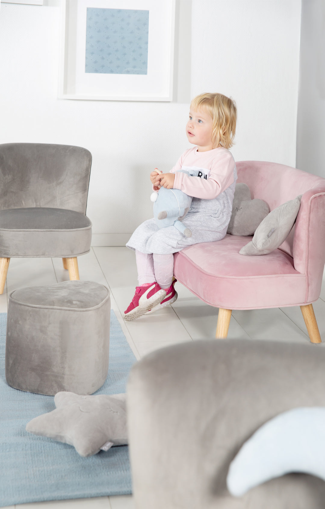 Kindersofa 'Lil Sofa' - Bequeme Kindercouch mit Holzfüßen - Samtstoff rosa – Milieubild (2/10)
