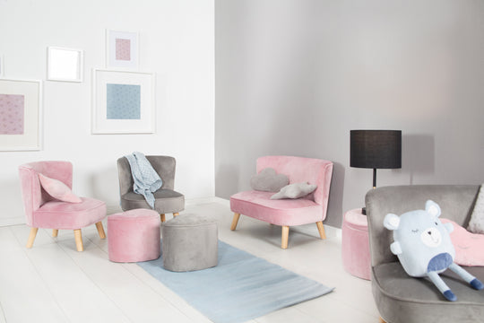 Kindersofa 'Lil Sofa' - Bequeme Kindercouch mit Holzfüßen - Samtstoff rosa – Milieubild (7/10)