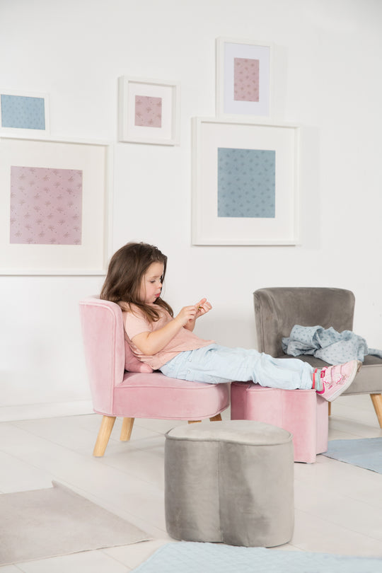 Kindersofa 'Lil Sofa' - Bequeme Kindercouch mit Holzfüßen - Samtstoff rosa – Milieubild (5/10)