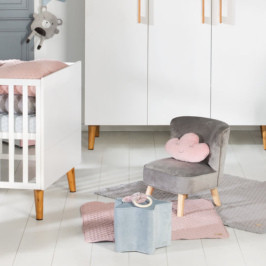 Poltrona per bambini 'Lil Sofa', comodo poltrona con stabile piedini in legno e grigio tessuto in velluto – Foto d'ambiente (8/11)