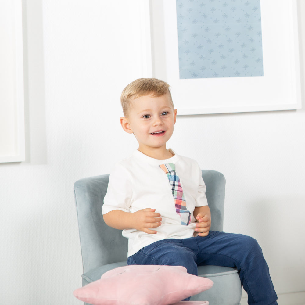 Kindersessel 'Lil Sofa', bequemer Sessel mit stabilen Holzfüßen und Samtstoff in Sky/Hellblau – Milieubild (2/11)