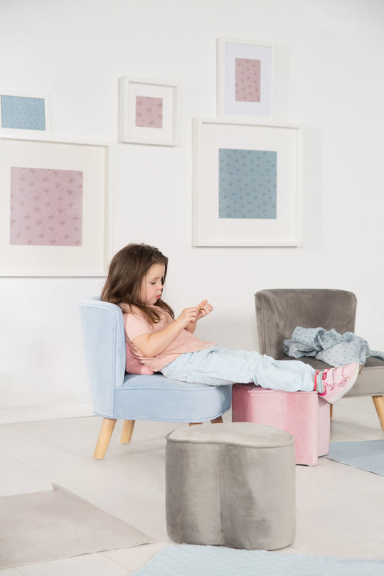 Kindersessel 'Lil Sofa', bequemer Sessel mit stabilen Holzfüßen und Samtstoff in Sky/Hellblau – Milieubild (5/11)