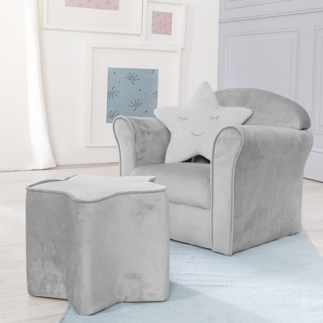 Kindersessel 'Lil Sofa' mit Armlehnen, bequemer Minisessel mit silbergrauem Samtstoff bezogen – Milieubild (3/9)