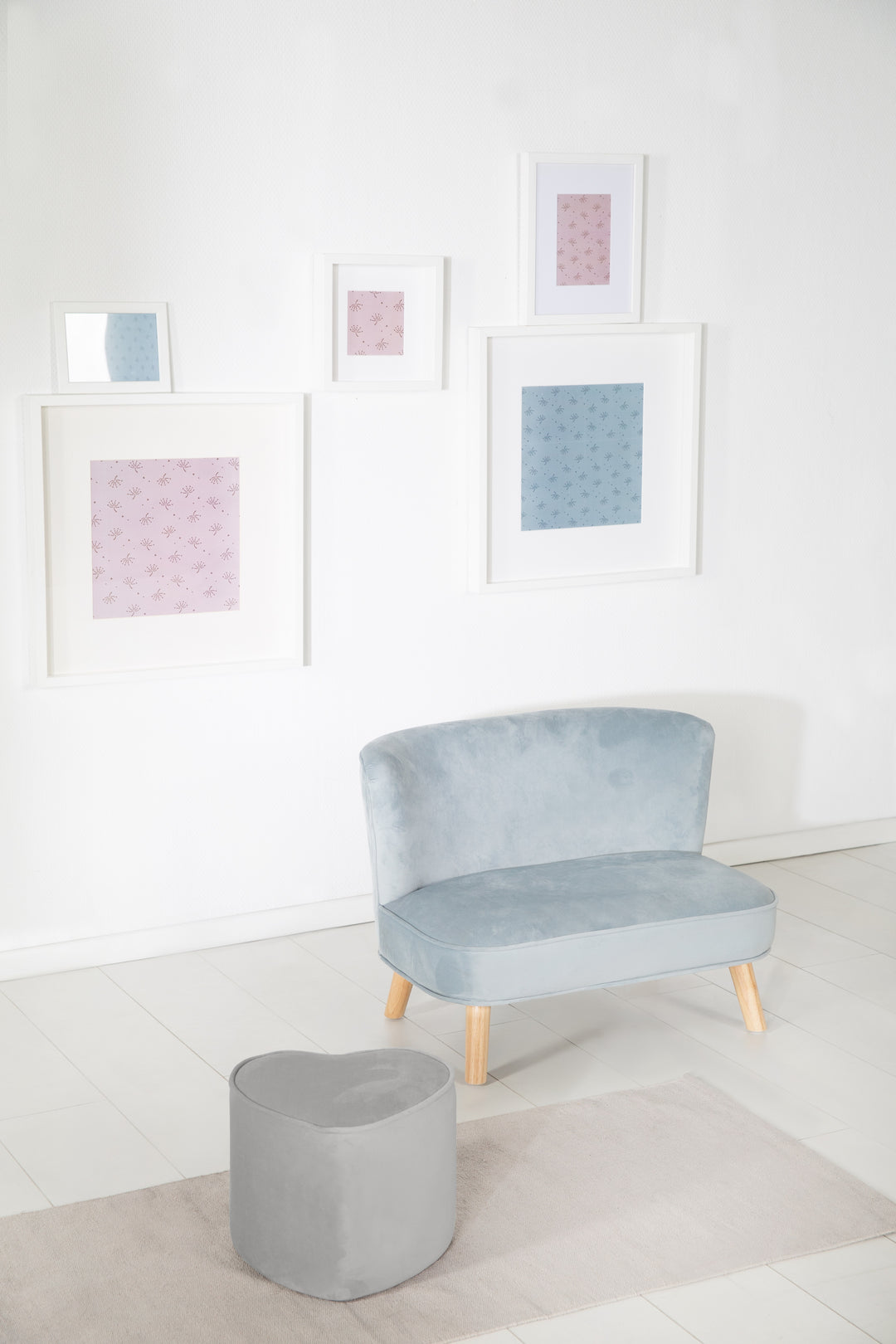 Kinderhocker in Herzform 'Lil Sofa', bequemer Hocker mit grauem Samtstoff bezogen, Pouf – Milieubild (3/7)