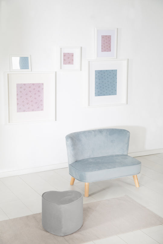 Kinderhocker in Herzform 'Lil Sofa', bequemer Hocker mit grauem Samtstoff bezogen, Pouf – Milieubild (3/7)