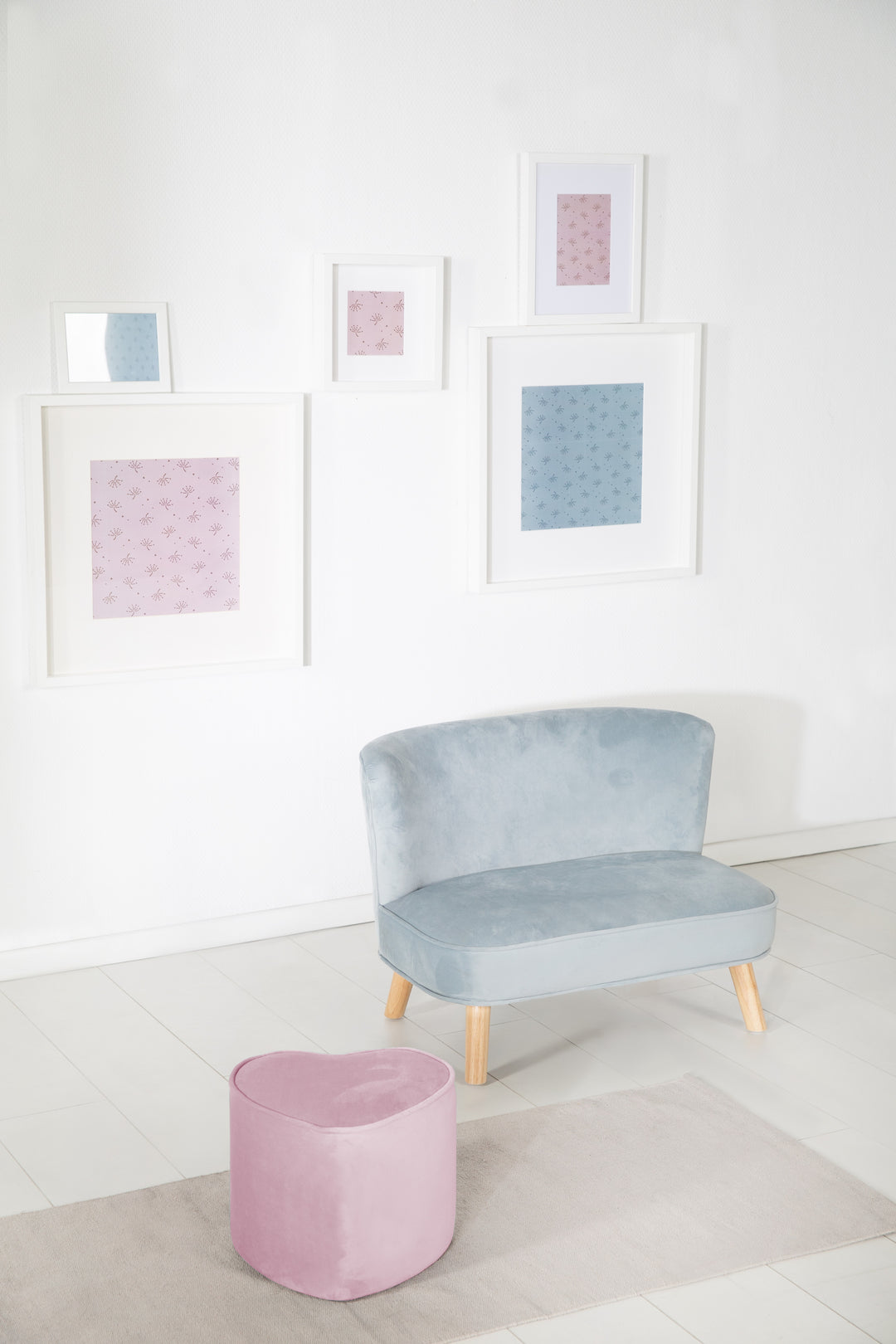 Kinderhocker in Herzform 'Lil Sofa', bequemer Hocker mit Samtstoff in Mauve bezogen, Pouf – Milieubild (3/8)