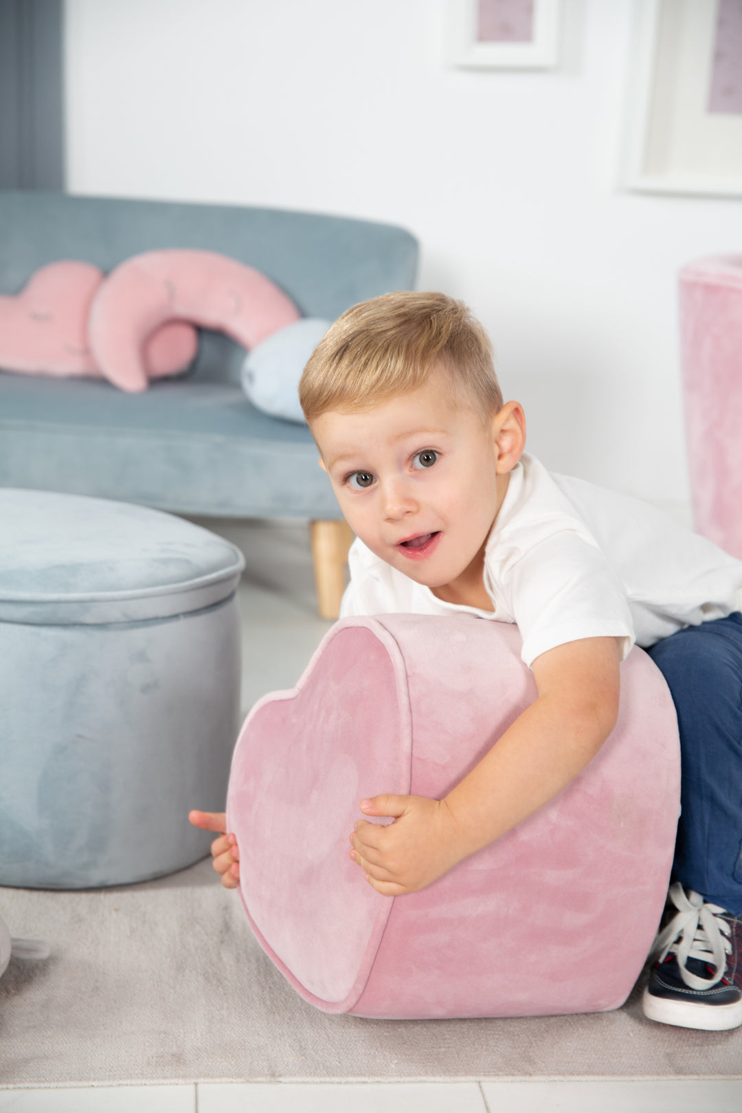 Kinderhocker in Herzform 'Lil Sofa', bequemer Hocker mit Samtstoff in Mauve bezogen, Pouf – Milieubild (2/8)