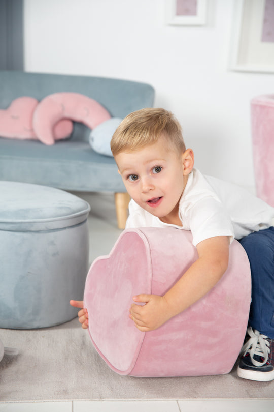 Kinderhocker in Herzform 'Lil Sofa', bequemer Hocker mit Samtstoff in Mauve bezogen, Pouf – Milieubild (2/8)