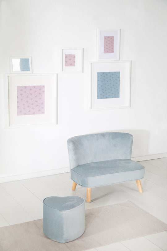 Kinderhocker in Herzform 'Lil Sofa', bequemer Hocker, mit Samtstoff in Sky/Hellblau, Pouf – Milieubild (3/7)