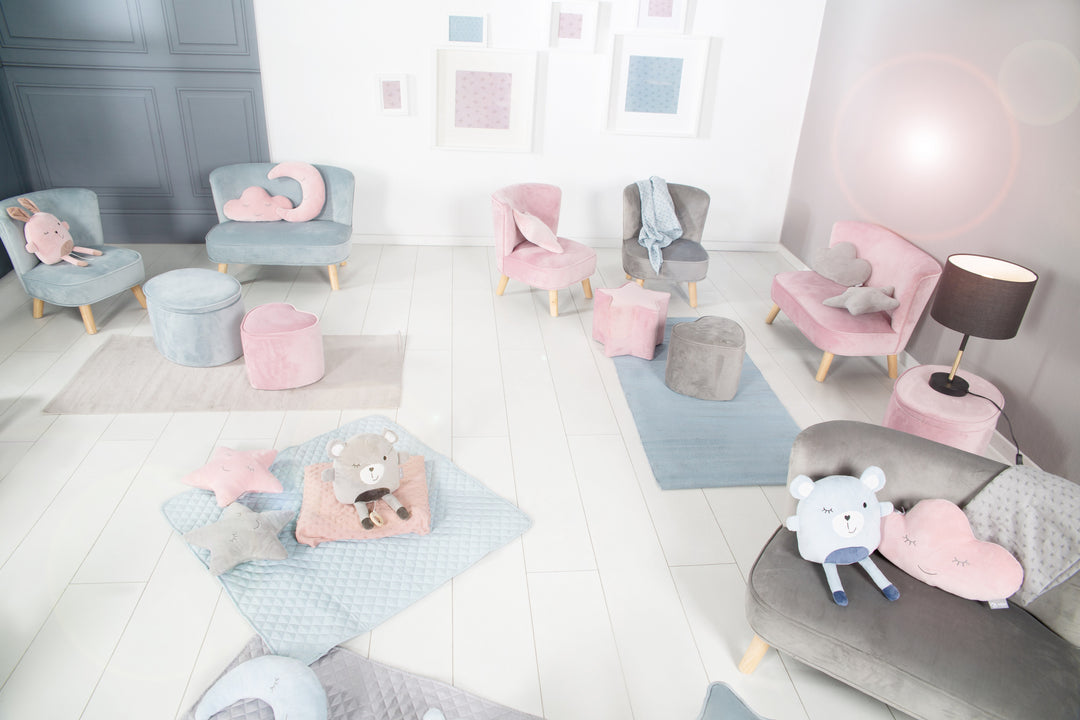 Kinderhocker in Herzform 'Lil Sofa', bequemer Hocker, mit Samtstoff in Sky/Hellblau, Pouf – Milieubild (5/7)