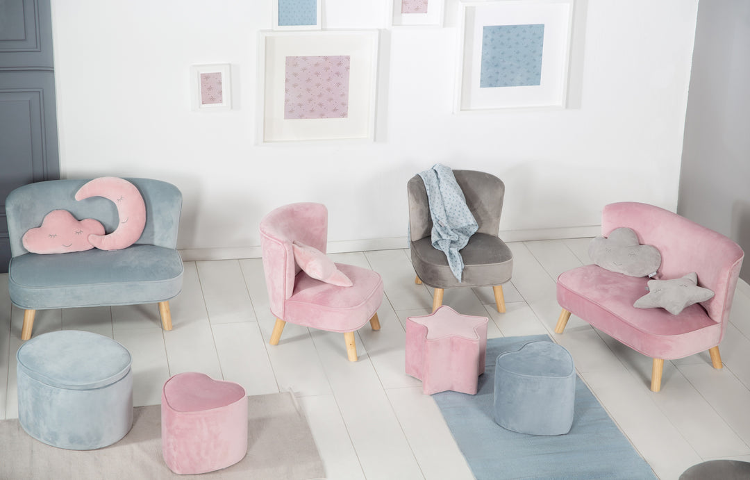 Kinderhocker in Herzform 'Lil Sofa', bequemer Hocker, mit Samtstoff in Sky/Hellblau, Pouf – Milieubild (6/7)