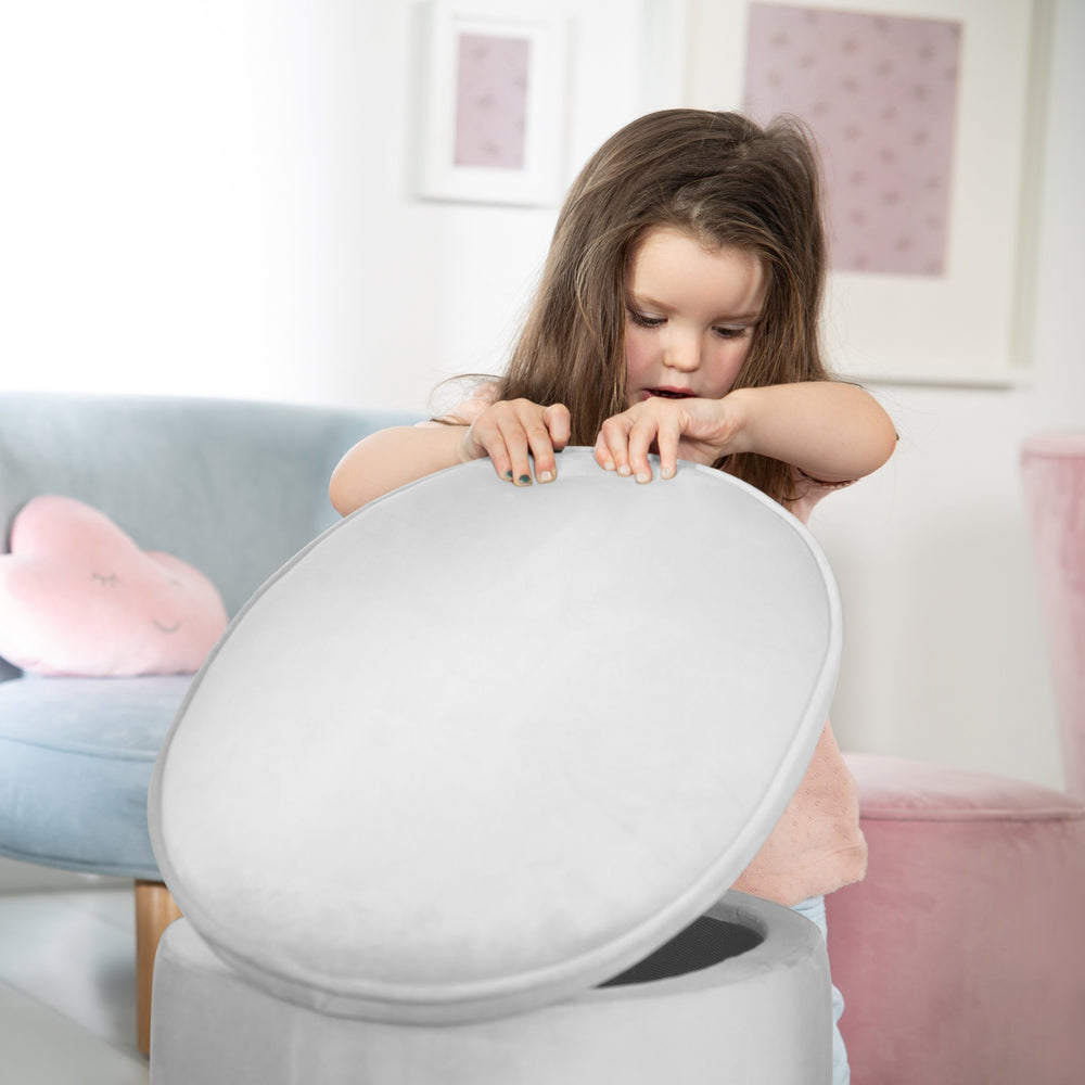 Kinderhocker mit Aufbewahrungsfunktion 'Lil Sofa', oval, bequemer Hocker mit grauem Samtstoff – Milieubild (2/9)