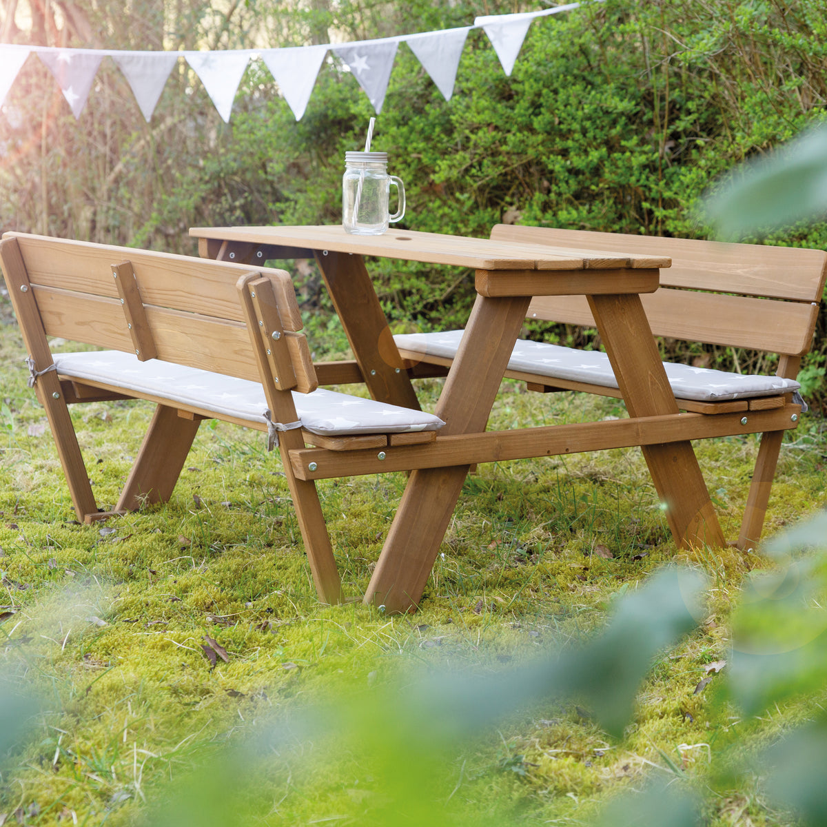 Kindersitzgruppe 'Outdoor+' mit 2 Bänken + Tisch 'Picknick for 4' - Massivholz wetterfest - Teak – Milieubild (2/11)