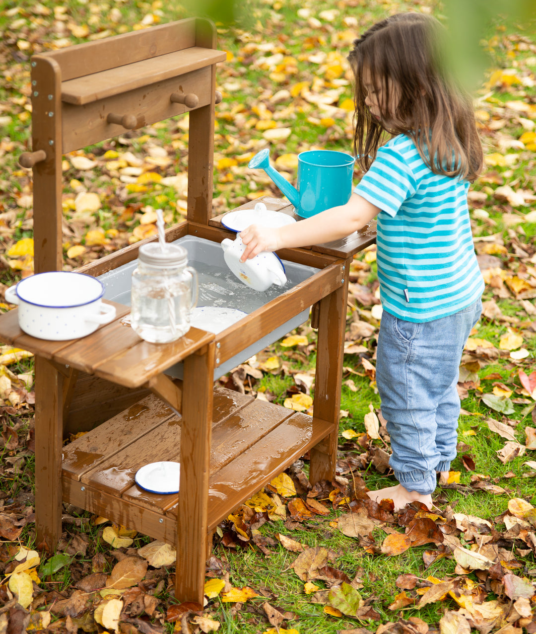 Matschküche 'Midi' - Kinder-Gartenküche für Wasser & Sand, wetterfestes Massivholz teakfarben – Milieubild (2/10)