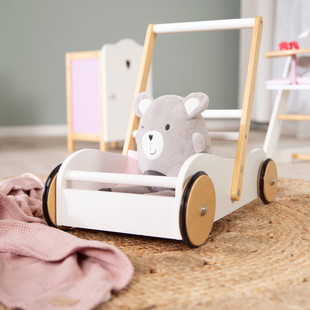 Lauflernwagen 'Scarlett' weiß lackiert, Puppenwagen mit rosa Textilien – Milieubild (3/4)