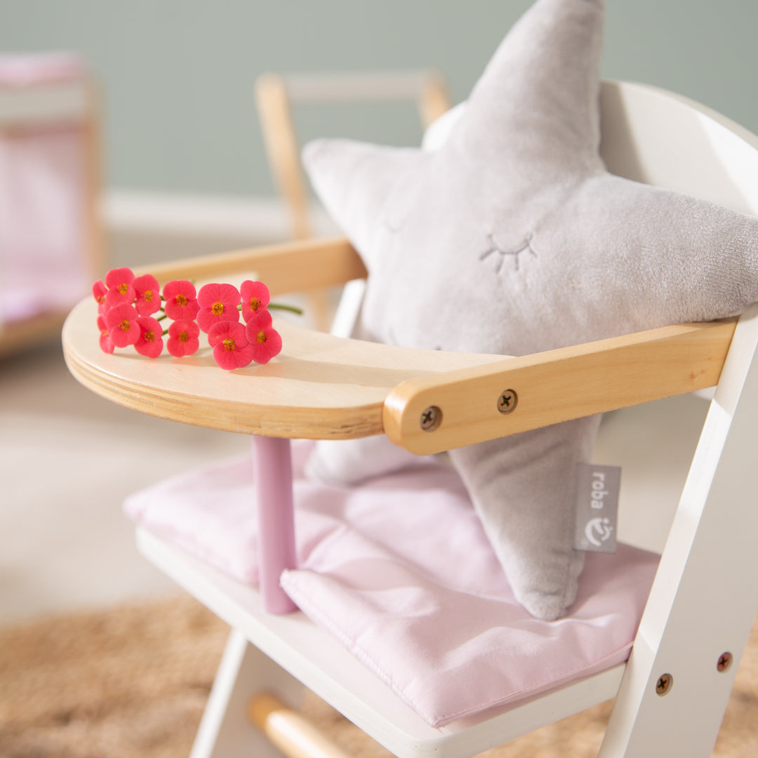 Puppenhochstuhl 'Scarlett', für Puppen & Babypuppen, weiß lackiert – Milieubild (2/4)