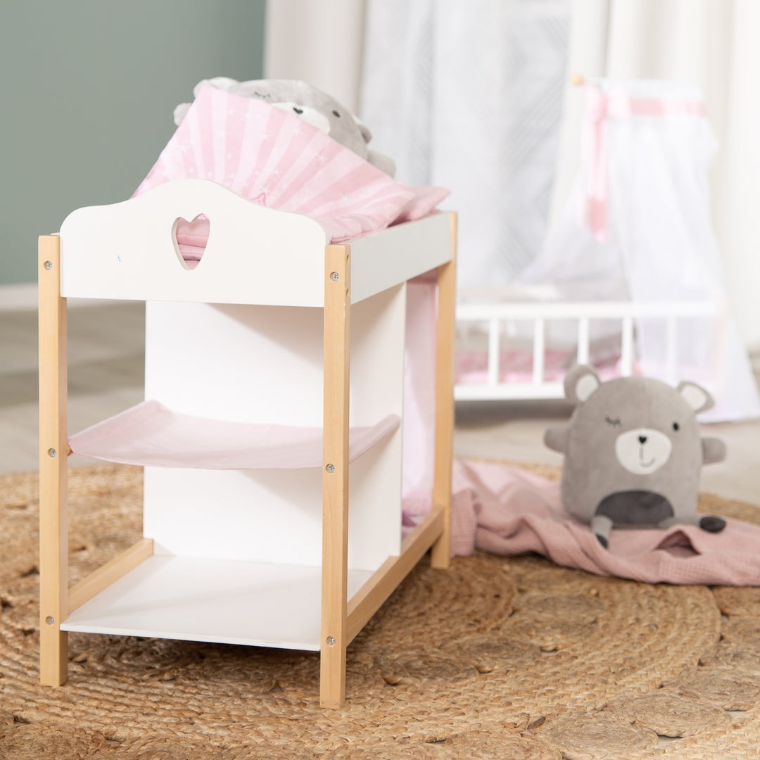 Cómoda para muñecas & -bett, muebles para muñecas serie 'Scarlett' con equipamiento textil, blanco – Foto ambientada (2/6)