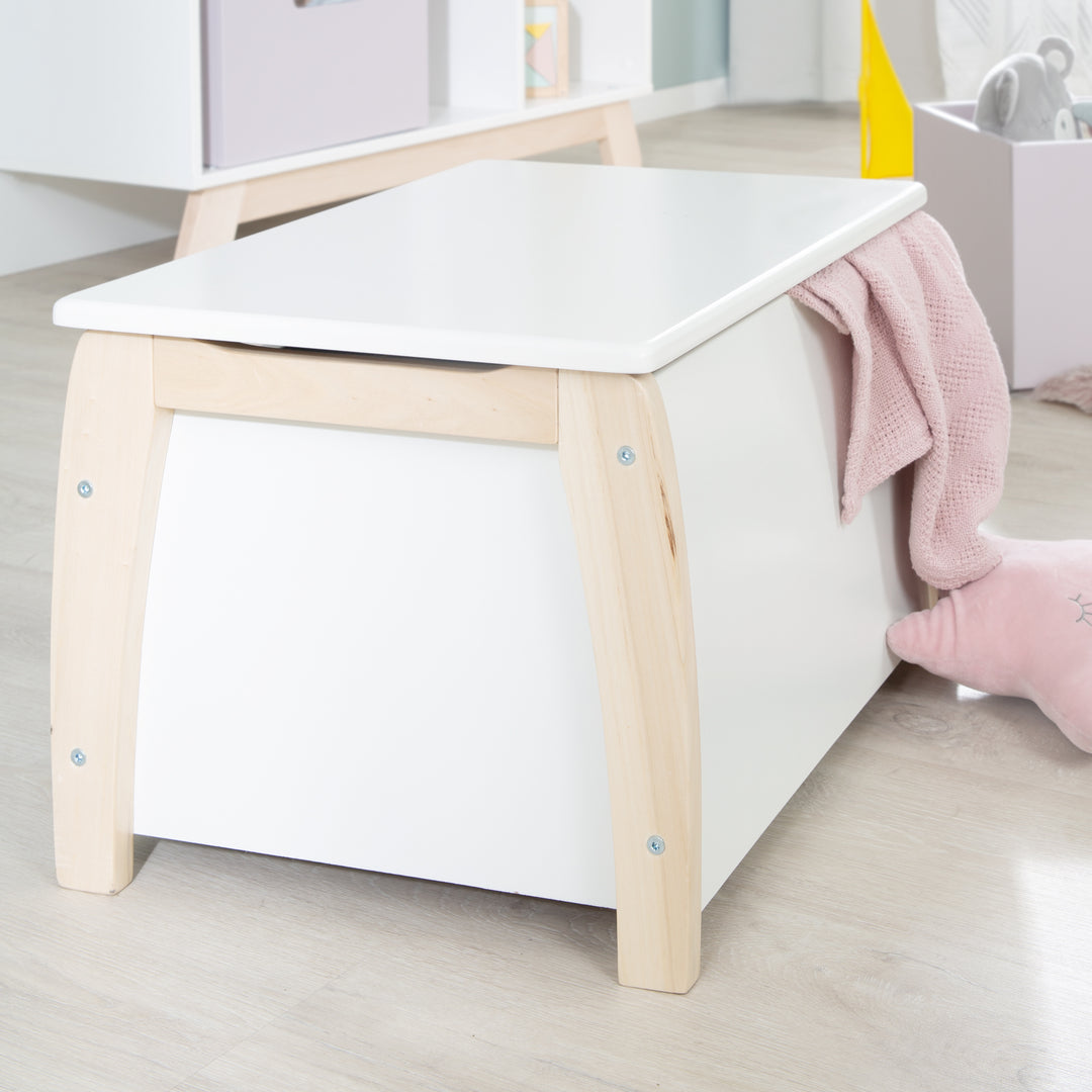 Kinder- & Spielzeugtruhe aus Massivholz, bicolor, inklusive Dämpfungsbeschlag – Milieubild (6/8)