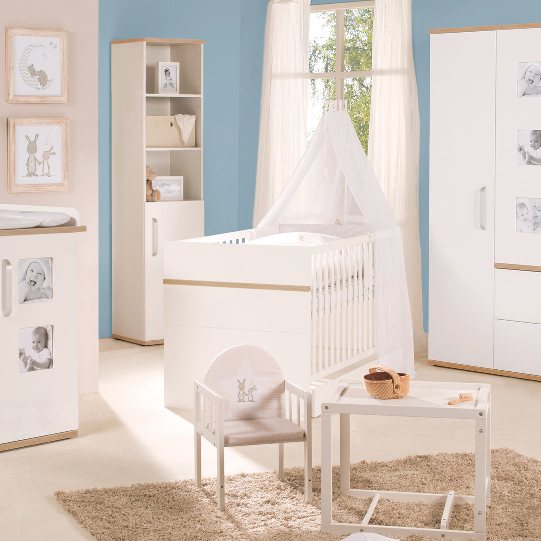 Kindermöbelset 'Pia', 3-teilig, inkl. Babybett 70 x 140 cm, Wickelkommode & Kleiderschrank, weiß – Milieubild (5/16)
