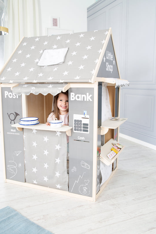 Spielhaus-Kombination, enthält Kaufladen, Kasperletheater, Tafel, Schalter für Post/Bank/Kiosk – Milieubild (11/12)
