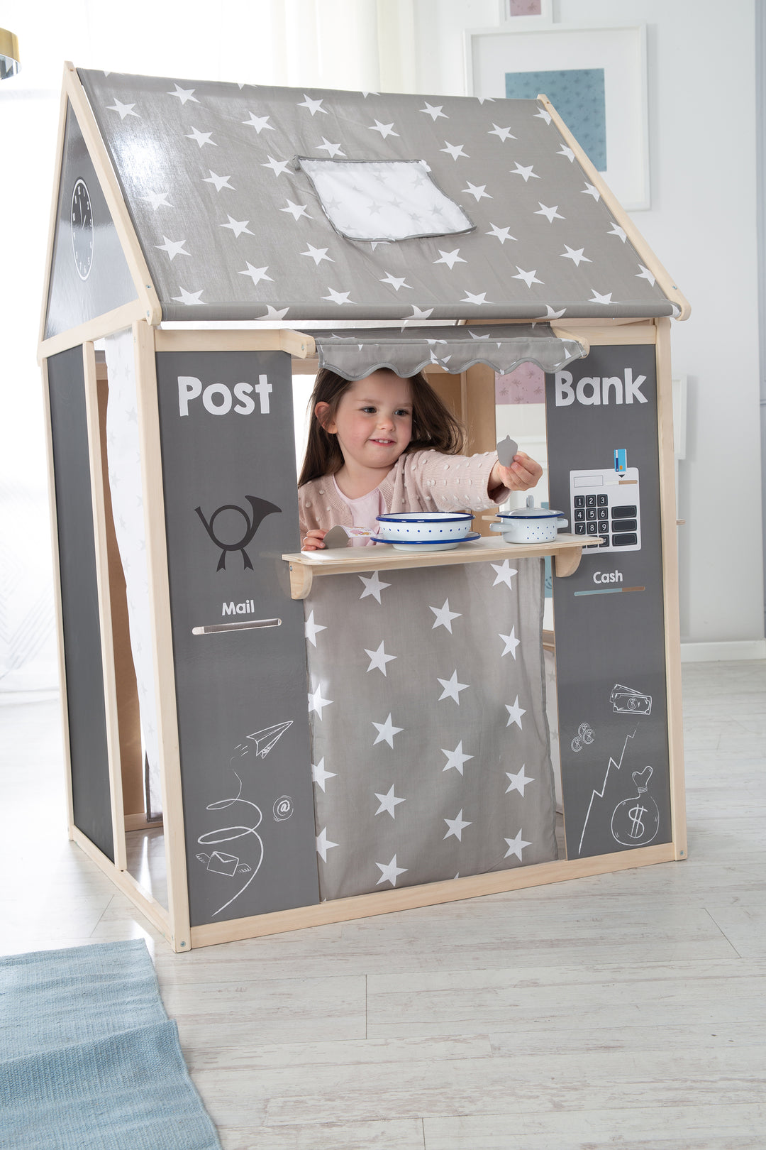 Spielhaus-Kombination, enthält Kaufladen, Kasperletheater, Tafel, Schalter für Post/Bank/Kiosk – Milieubild (12/12)