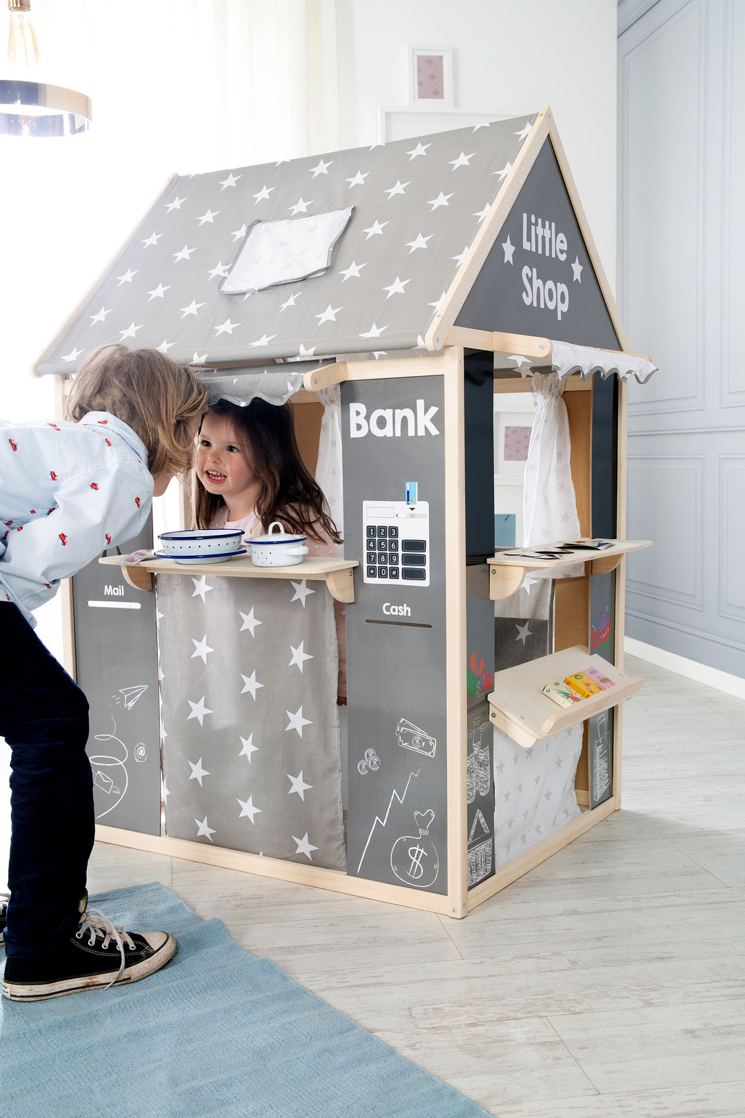 Spielhaus-Kombination, enthält Kaufladen, Kasperletheater, Tafel, Schalter für Post/Bank/Kiosk – Milieubild (8/12)
