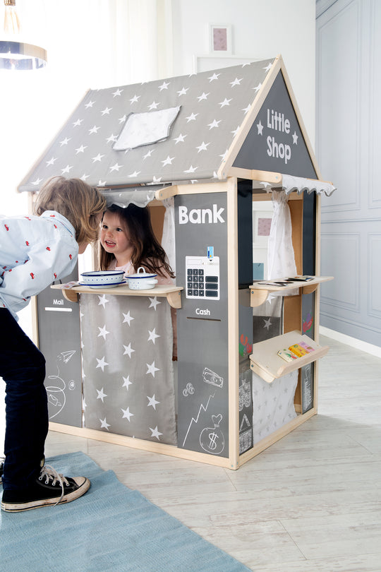 Spielhaus-Kombination, enthält Kaufladen, Kasperletheater, Tafel, Schalter für Post/Bank/Kiosk – Milieubild (8/12)