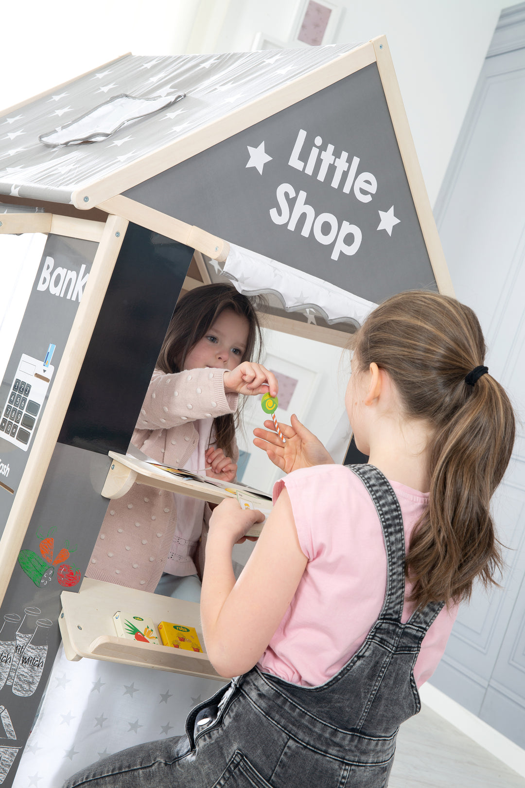Spielhaus-Kombination, enthält Kaufladen, Kasperletheater, Tafel, Schalter für Post/Bank/Kiosk – Milieubild (9/12)