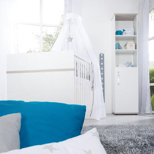 Set de cama 'Moritz' incl. cama 70 x 140 cm incl. somier de láminas, paneles de conversión y cajón bajo cama, blanco/Luna elm – Foto ambientada (2/8)
