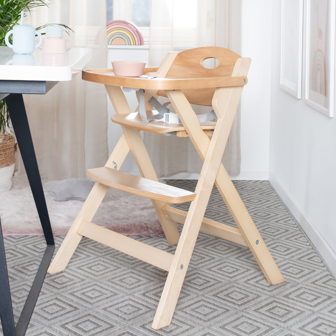 Klapphochstuhl 'Fold Up Smart' - Space-Saving & Foldable, Baby- & Kinderhochstuhl, Wood Natural – Lifestyle Image (2/9)
