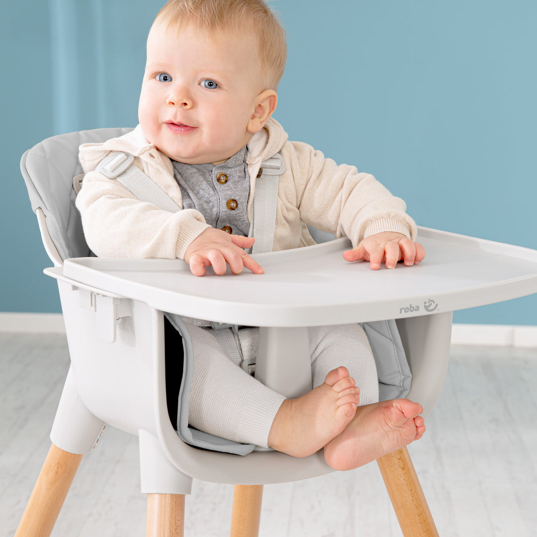 2 in 1 Hochstuhl & Kinderstuhl 'Style Up wood' inkl. Sitzpolsterung in grau – Milieubild (5/12)