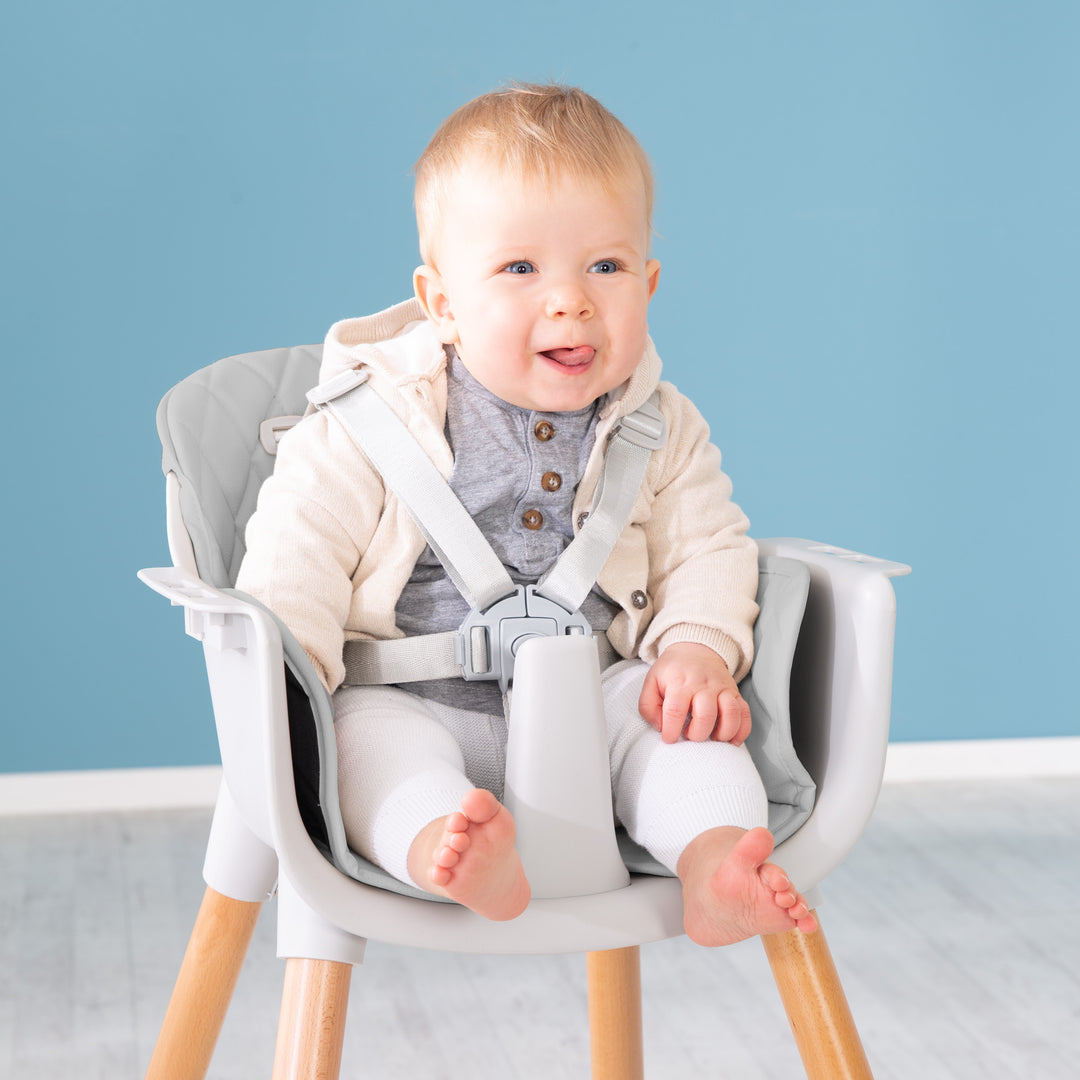2 in 1 Hochstuhl & Kinderstuhl 'Style Up wood' inkl. Sitzpolsterung in grau – Milieubild (6/12)