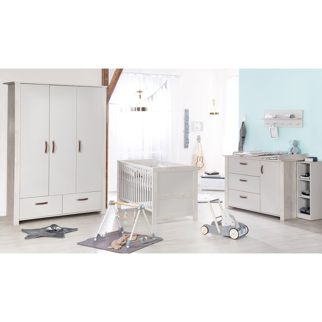 Set de muebles 'Mila', incl. cama bebés/niños 70 x 140 cm & cómoda cambiador, gris/blanco – Foto ambientada (3/10)