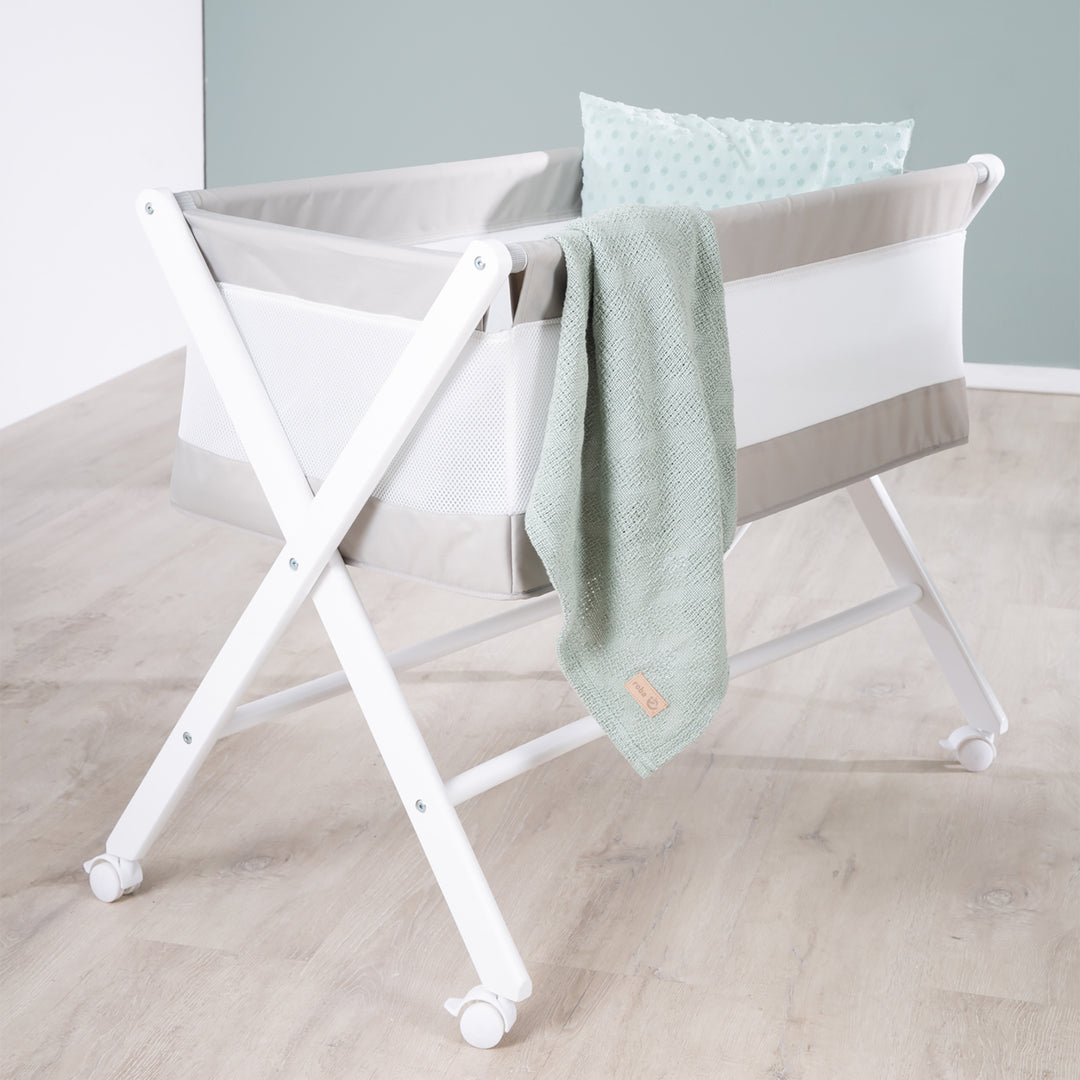 Klappbares culla in materiale in tela e rete, incl. rotelle & materasso, bianco-grigio – Foto d'ambiente (2/7)