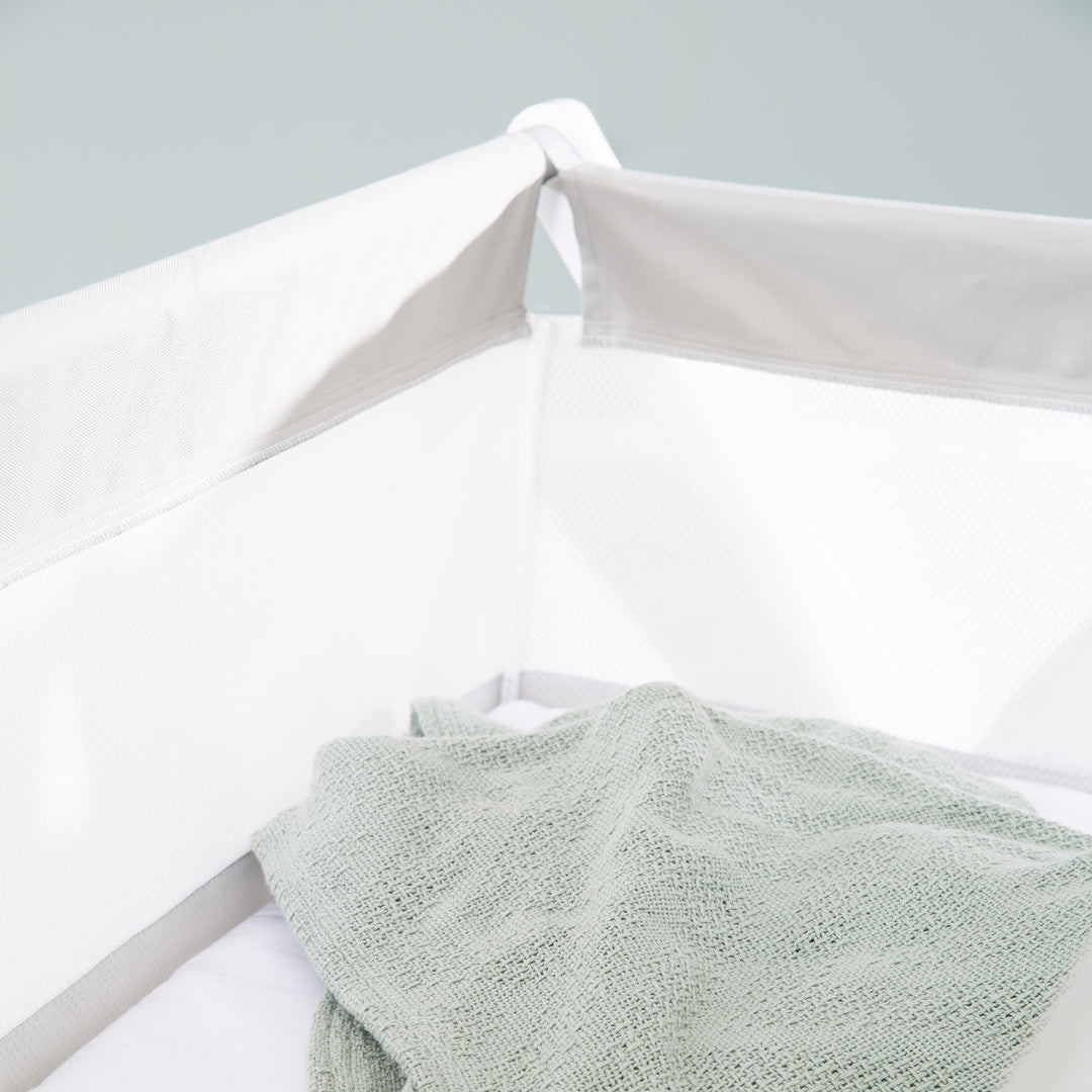 Klappbares culla in materiale in tela e rete, incl. rotelle & materasso, bianco-grigio – Foto di dettaglio (4/7)