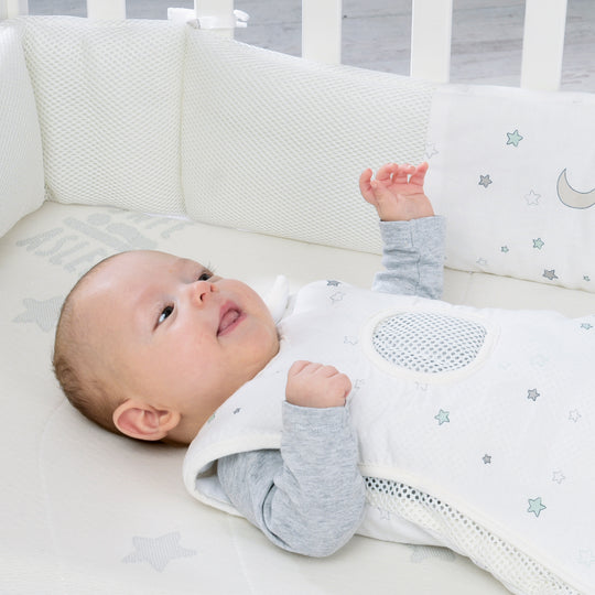 Culla 'safe asleep®' 3 in 1, 'Sternenzauber', lettino da co-sleeping bianco, lettino & panca, incl. accessori – Foto d'ambiente (2/11)