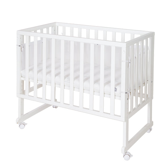 Stuben- & Beistellbett safe asleep® 3 in 1 - 45 x 90 cm inkl. Zubehör & Mesh-Barriere – Freisteller (1/17)