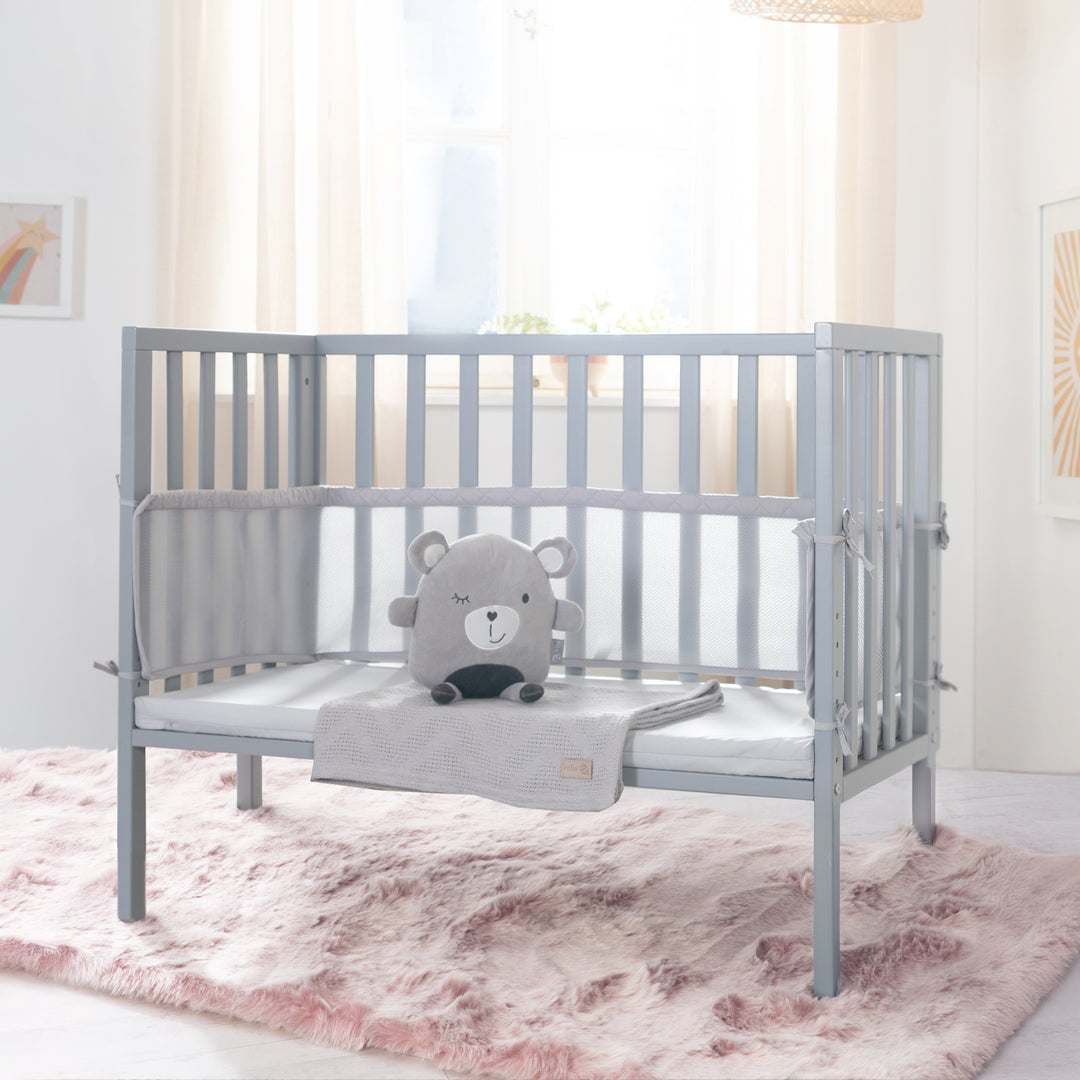2in1 lit cododo 'roba Style' incl. matelas 45x90, Mesh-Tour de lit & barrière - Bois taupe – Photo d'ambiance (2/8)