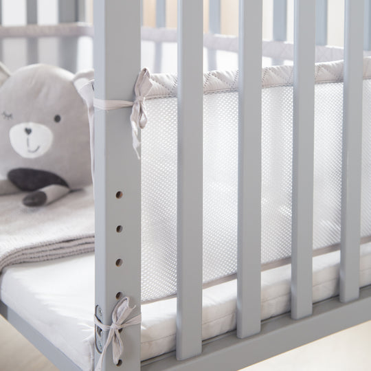2in1 lit cododo 'roba Style' incl. matelas 45x90, Mesh-Tour de lit & barrière - Bois taupe – Photo d'ambiance (3/8)