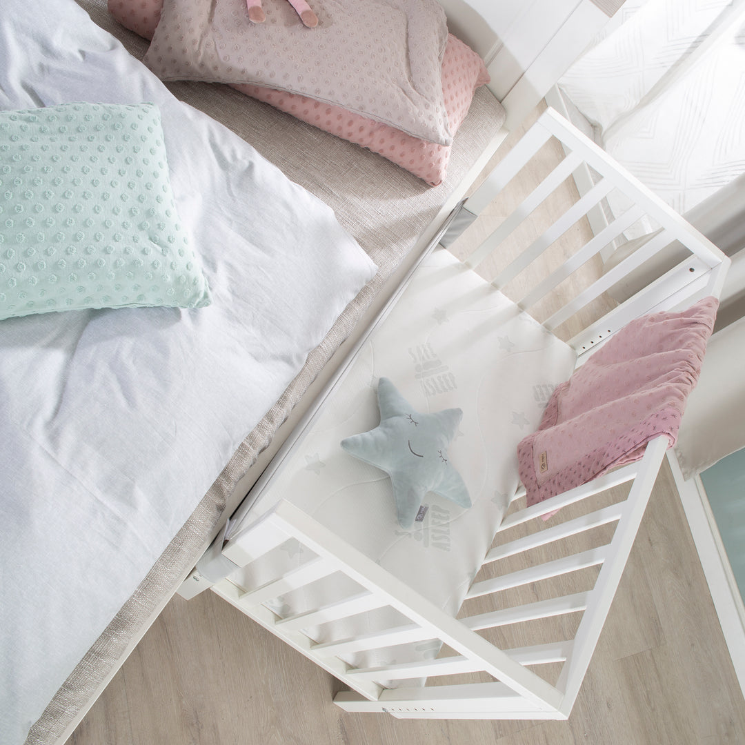 Beistellbett 2in1 'safe asleep®' mit Barriere & Matratze - für alle Elternbetthöhen - Holz weiß – Milieubild (4/14)