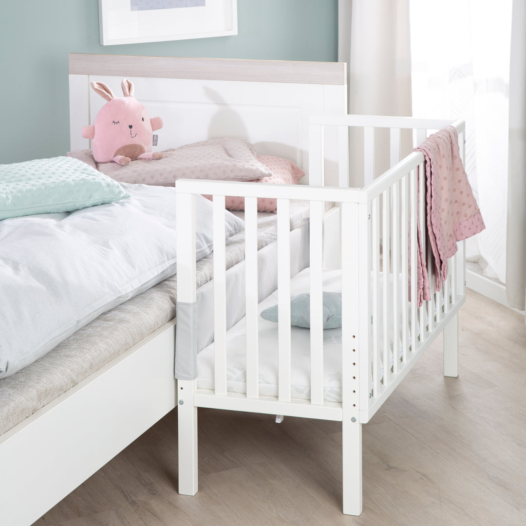 Beistellbett 2in1 'safe asleep®' mit Barriere & Matratze - für alle Elternbetthöhen - Holz weiß – Milieubild (5/14)