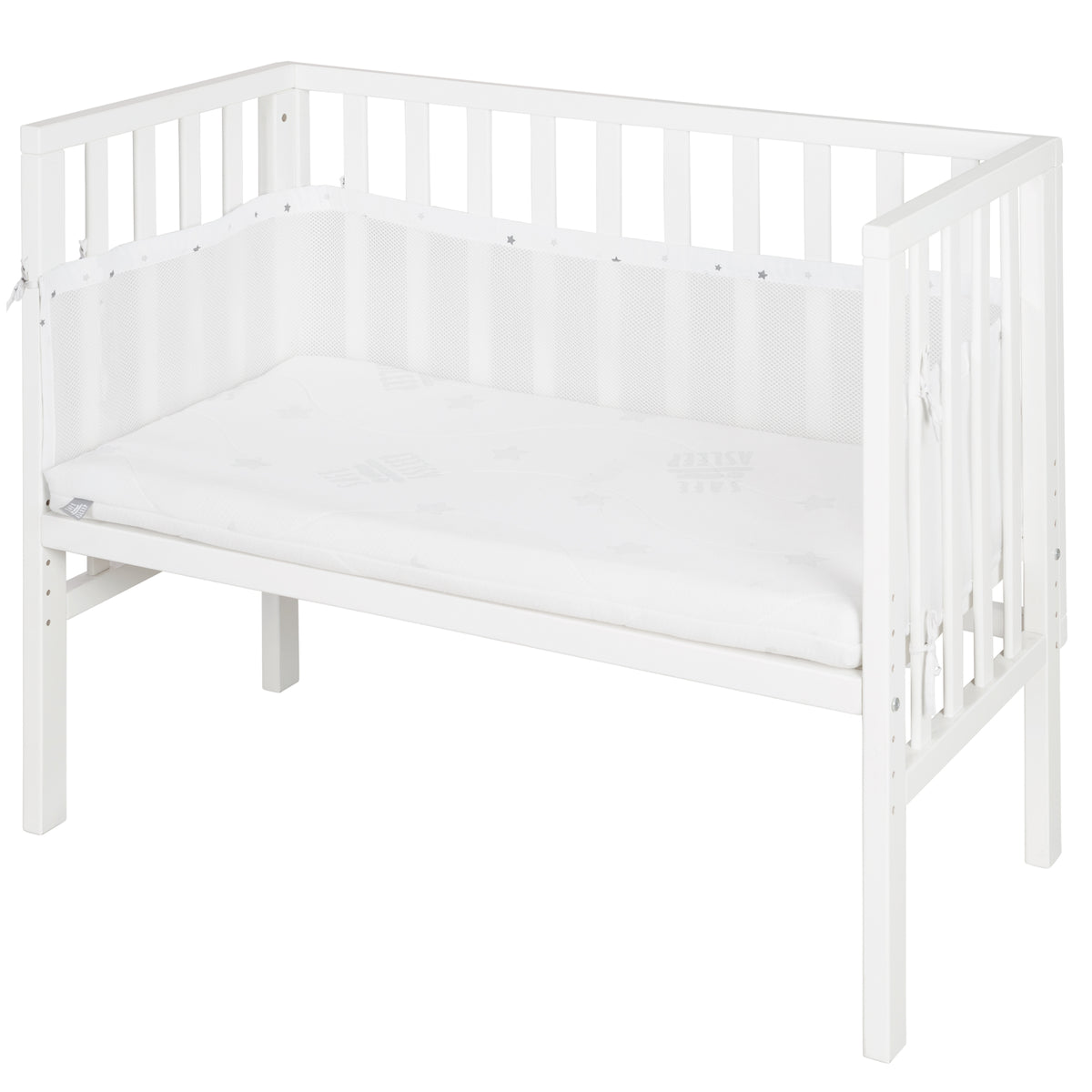 Beistellbett 2 in 1 safe asleep® 45 x 90 cm mit Matratze + Canvas Barriere - Holz weiß – Freisteller (1/13)