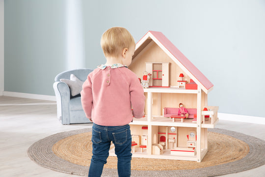 Puppenhaus inkl. Möbel- & Puppenset - Spielzeug ab 3 Jahren - Holz natur / Rot – Sonderbild (4/4)