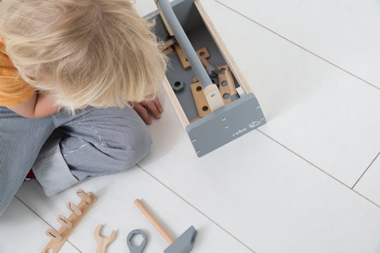 Werkzeugkiste für Kinder, Holzwerkzeugkasten, Holzbaukasten inklusive 22-teiligem Werkzeug – Milieubild (16/18)