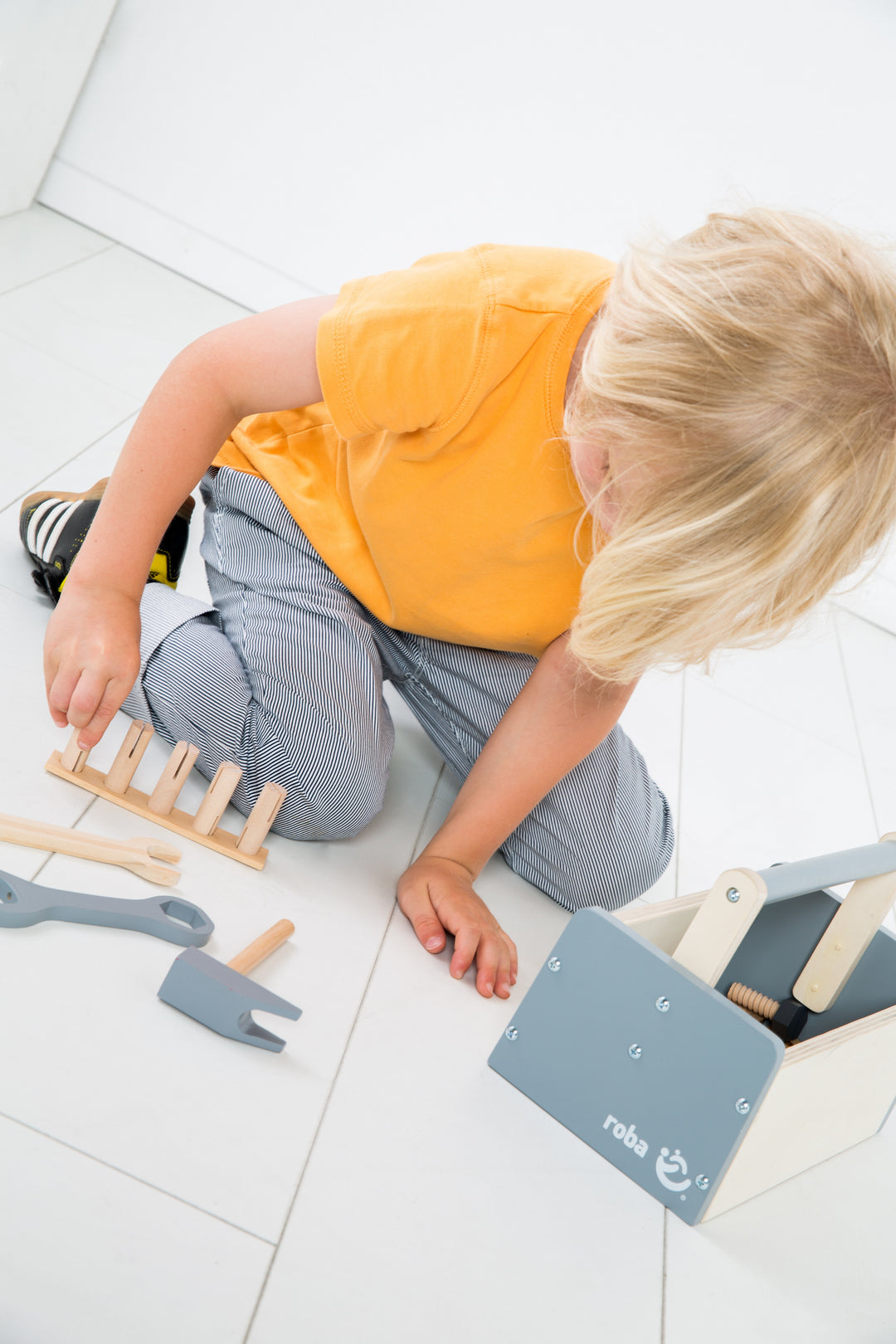 Werkzeugkiste für Kinder, Holzwerkzeugkasten, Holzbaukasten inklusive 22-teiligem Werkzeug – Milieubild (18/18)
