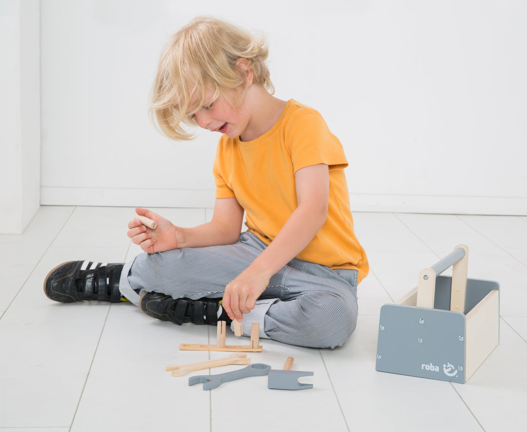 Werkzeugkiste für Kinder, Holzwerkzeugkasten, Holzbaukasten inklusive 22-teiligem Werkzeug – Milieubild (4/18)