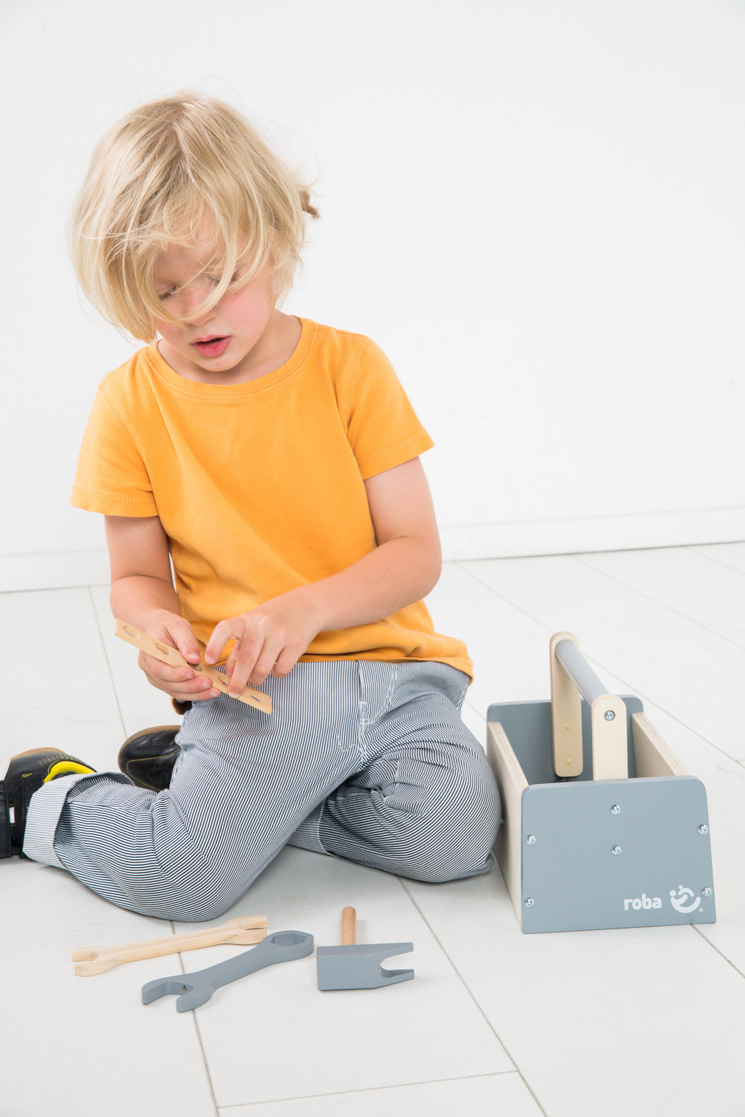 Werkzeugkiste für Kinder, Holzwerkzeugkasten, Holzbaukasten inklusive 22-teiligem Werkzeug – Milieubild (17/18)